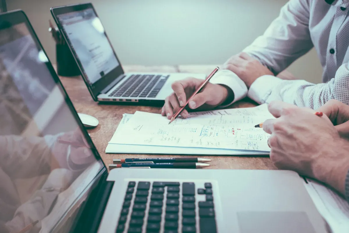 Legal advisor helping a client in India — Judikit